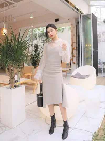 Áo sơ mi voan được mặc cùng váy hai dây trông lịch lãm hơn