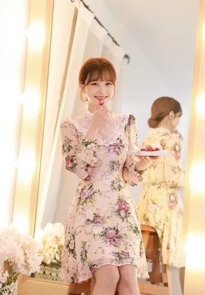 Đầm hoa phối ren kín cổ