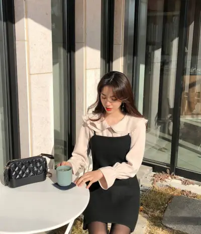 Đầm hai dây mặc cùng áo cổ bèo