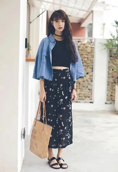 Áo jacket + Váy midi họa tiết hoa trông trẻ trung hơn