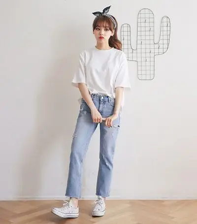 Áo phông mặc với quần jeans chưa bao giờ lỗi mốt