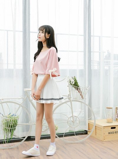 Nhí nhảnh, đáng yêu với chân váy trắng và áo thun hồng điệu đà