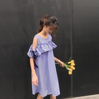 Đầm sọc khoét vai nữ tính
