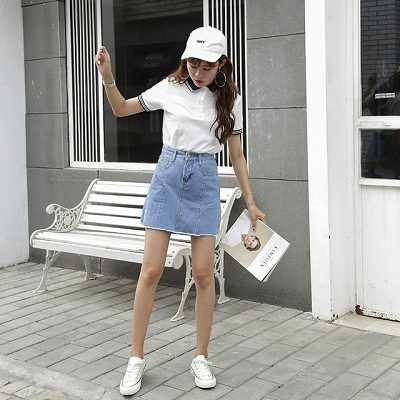 Áo thun trắng có cổ kết hợp chân váy jean