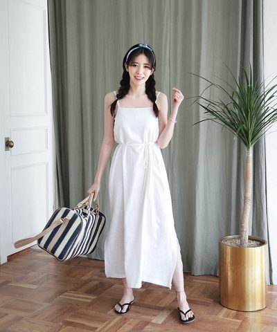 Đầm dài trắng thướt tha, yêu kiều