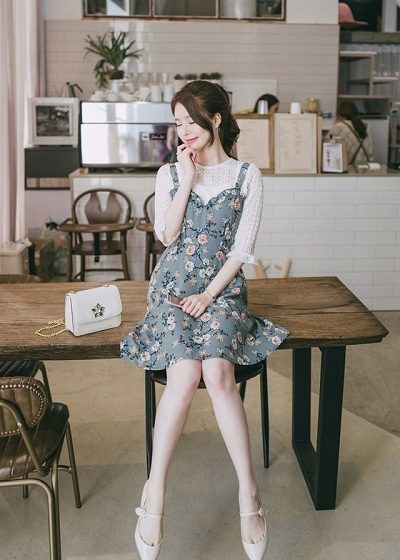 Dịu dàng, dễ thương với đầm yếm hoa mix áo ren trắng