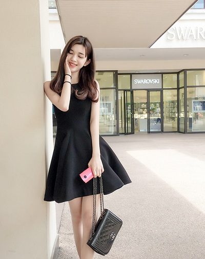 Đầm đen dáng xòe bồng bềnh sang chảnh