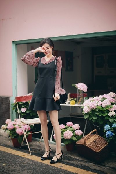 Áo sơ mi voan kết hợp váy yếm dự tiệc cưới
