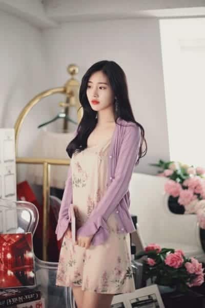 Mix váy hoa với áo cardigan màu tím tượng trưng cho sắc đẹp hài hòa và ổn định