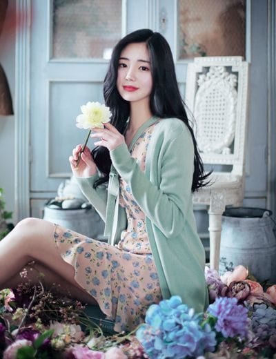 Mix váy hoa với áo cardigan màu xanh lá cây mang lại sự an toàn và xinh xắn hơn
