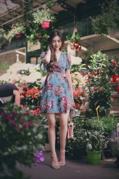 Váy hoa bằng họa tiết dáng ngắn đắp chéo dễ thương