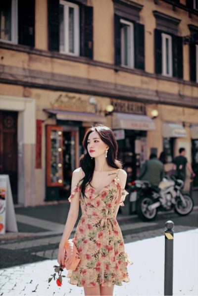 Váy hoa hai dây bèo tăng thêm phần quyến rũ