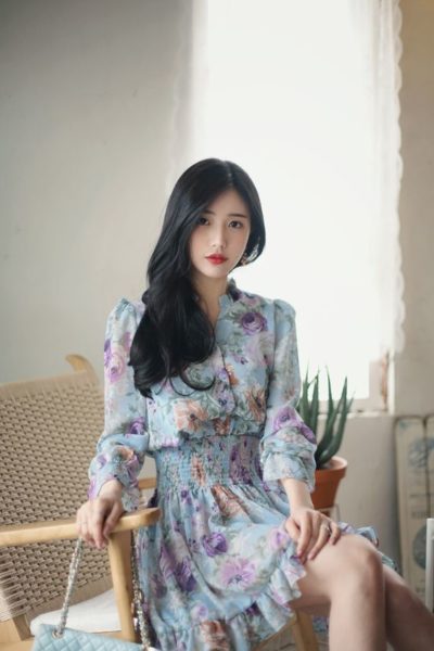 Xinh xắn hơn với một chiếc váy hoa màu xanh biển nhún thun eo