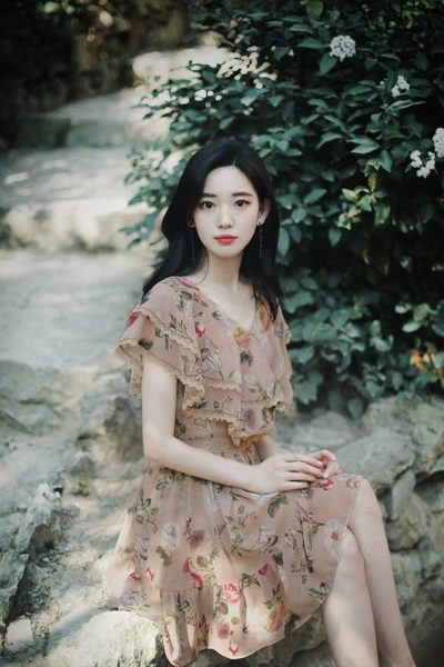 Váy hoa với gam màu trầm thích hợp để dạo phố ngày nắng.