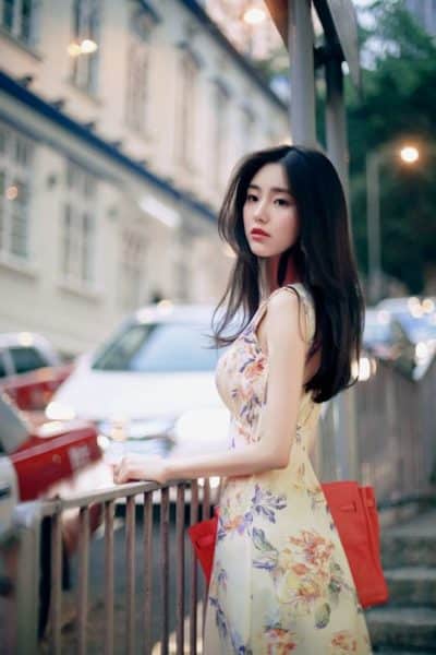 Váy hoa gam màu vàng nhẹ nhàng cho bạn thêm nữ tính.