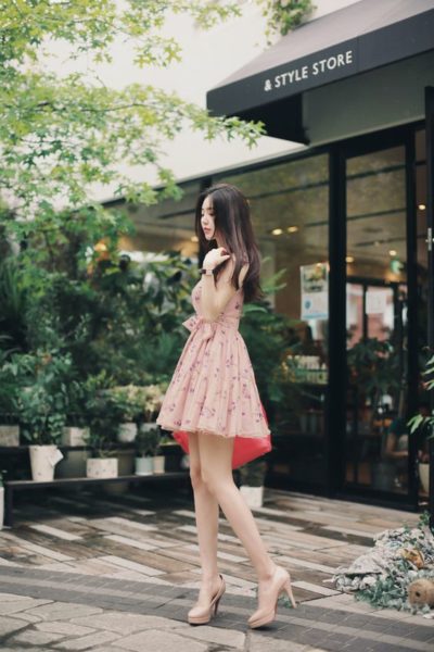 Hãy kết hợp váy hoa trang nhã với túi xách nhé cùng tone màu nhưng khác sắc độ nhé!