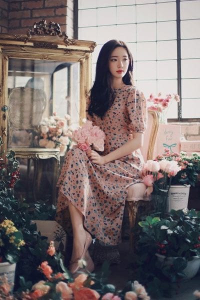 Nét đẹp nhẹ nhàng, tinh khôi ẩn hiện trong những chiếc váy hoa dáng dài này.
