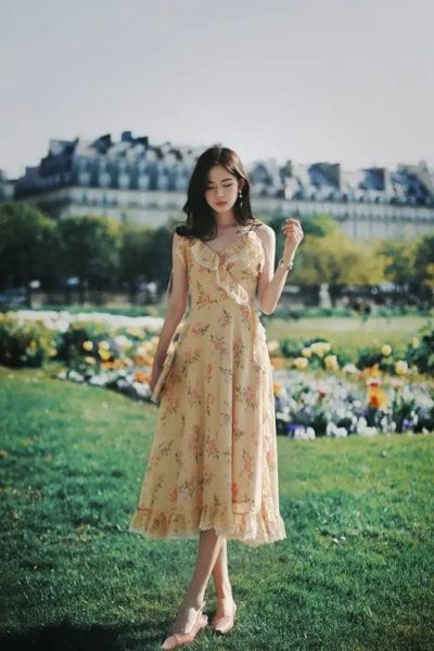Thỉnh thoảng đẹp trời có thể diện kiểu váy hoa dáng dài 2 dây cho mát mẻ.