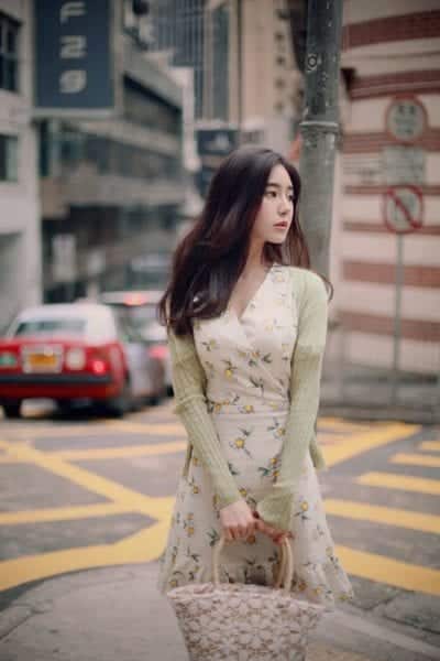 Mix váy hoa với áo cardigan thêm sự dễ thương trong bạn