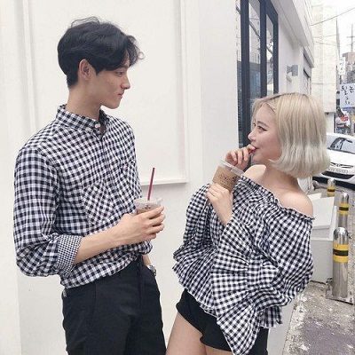 Diện áo họa tiết caro sơ mi nam, trễ vai nữ
