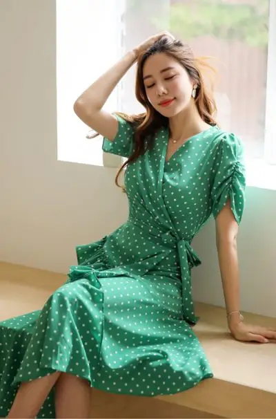 Họa tiết li ti làm nàng công sở kém sang hơn so với họa tiết to bản