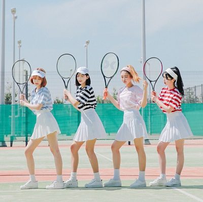 Phối váy tennis trắng với áo thun sọc ngang tông sáng màu