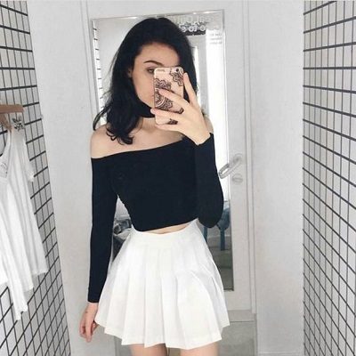 Mặc váy tennis trắng với áo phông croptop trễ vai