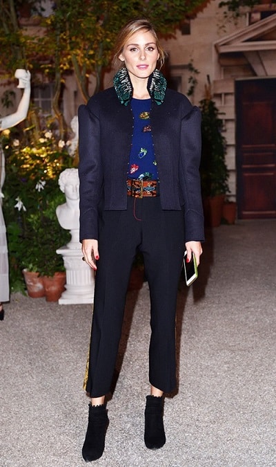 Bốt cổ ngắn sẽ đẹp hơn tất mix cùng sandal nhiều, đó là theo Olivia Palermo