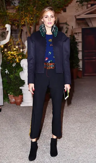 Bốt cổ ngắn sẽ đẹp hơn tất mix cùng sandal nhiều, đó là theo Olivia Palermo