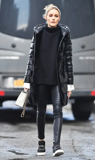 Olivia Palermo thường chọn quần da thay vì quần nỉ và thực tế là chúng cũng dễ mix đồ hơn