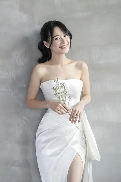 Váy cưới Nhã Phương: Item vô cùng sang trọng và quyến rũ làm nàng có vóc dáng cao ráo trở nên xinh xắn hơn