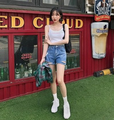 Mặc đồ gì để đi xem phim: Áo hai dây + Quần short jean rách đùi