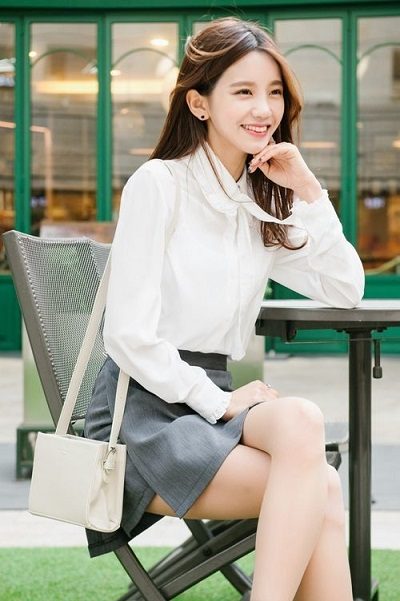 Sơ mi trắng thắt nơ sẽ không nhàm chán khi diện cùng quần giả váy đắp chéo