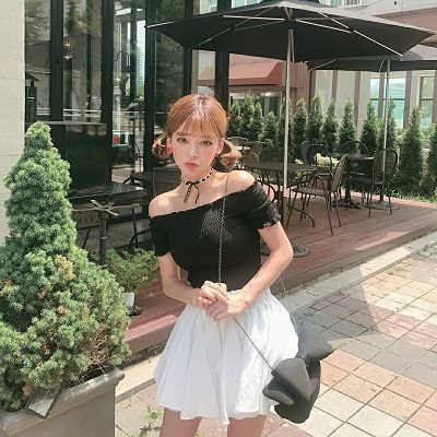 Mix áo trễ vai nhún thun với quần giả váy dáng xòe