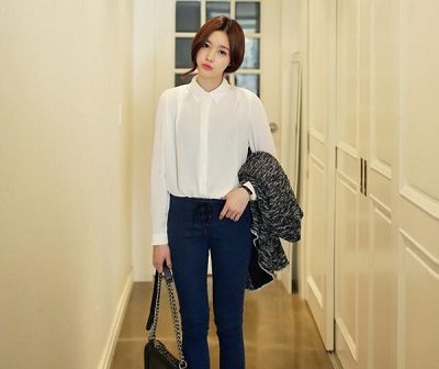 Mặc quần jean kết hợp với áo sơ mi lịch sự cũng là sự lựa chọn để về quê dự tiệc cưới