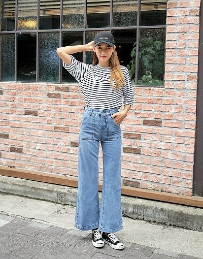 Phối jeans với áo phong kẻ ngang mang giày thể thao nổi bật cho mùa thu