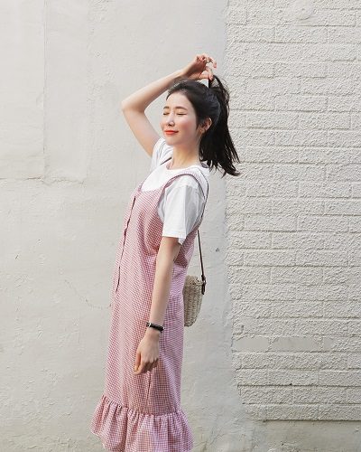 Diện đầm đuôi cá dạng yếm mặc bên ngoài áo phông sinh động và duyên dáng