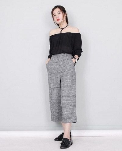 Quần ống rộng vẫn kết hợp được với áo trễ vai màu đen