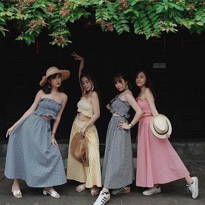 Cùng với đám bạn diện đầm caro thật sinh động