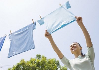 Vắt khô áo rồi đem đi phơi khô.