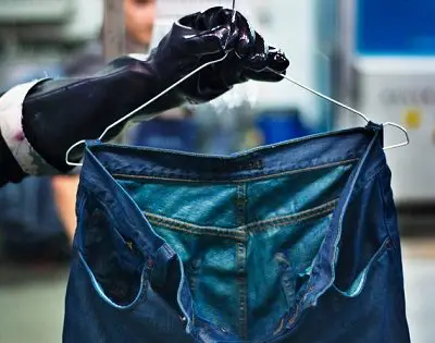 Sau khi giặt quần jeans bằng nước ấm, bạn đợi quần jeans hạ nhiệt rồi giặt lại quần bằng nước ấm một lần nữa với bột giặt như bình thường.