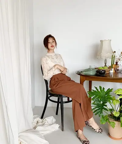 Công thức: Áo ren cổ cao + Quần ống suông