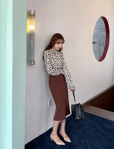 Công thức: Áo họa tiết cổ cao + Chân váy đuôi cá