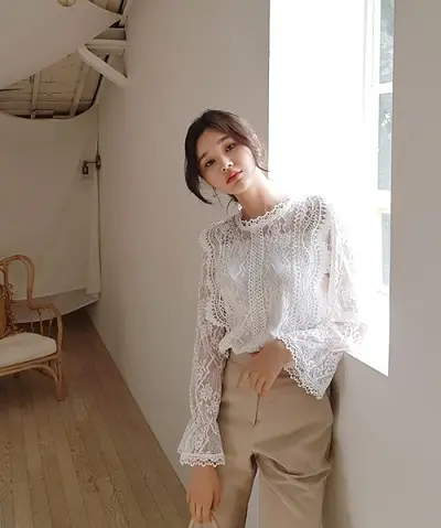 Công thức: Áo kiểu ren cổ cao + Quần hàn quốc
