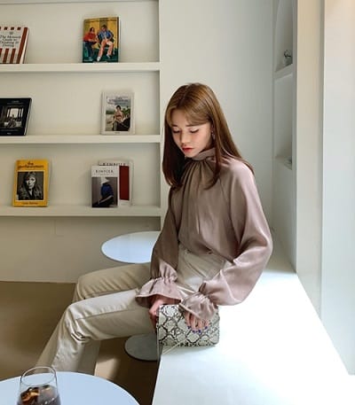 Mix cùng trang phục gọn gàng, tối giản - Ảnh 1
