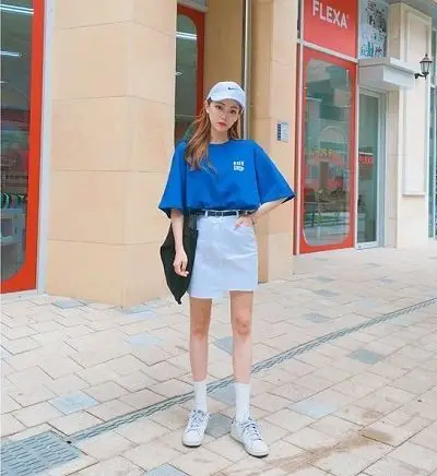 Phong cách Streetwear: Áo phông xanh coban + Chân váy ngắn