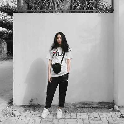 Phong cách Streetwear: Quần thể thao + Áo thun Fila