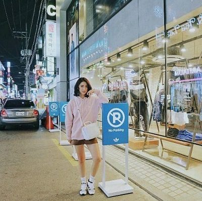 Phong cách Streetwear: Áo hoodie hồng pastel + Quần short cá tính