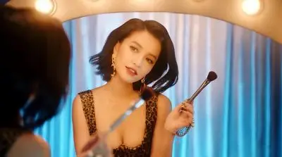 Trang phục tôn dáng mảnh, chân thon của Bích Phương trong MV mới
