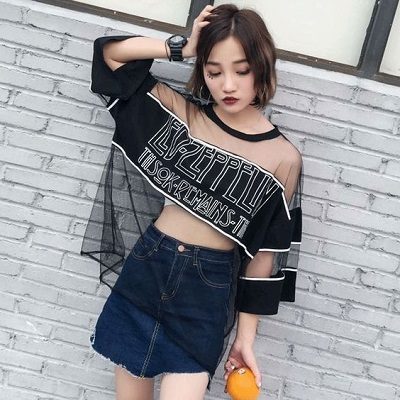 Áo oversize phối lưới mix chân váy jean tua rua